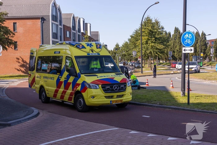 Gewonde na val met motor op rotonde