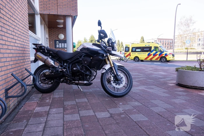 Gewonde na val met motor op rotonde