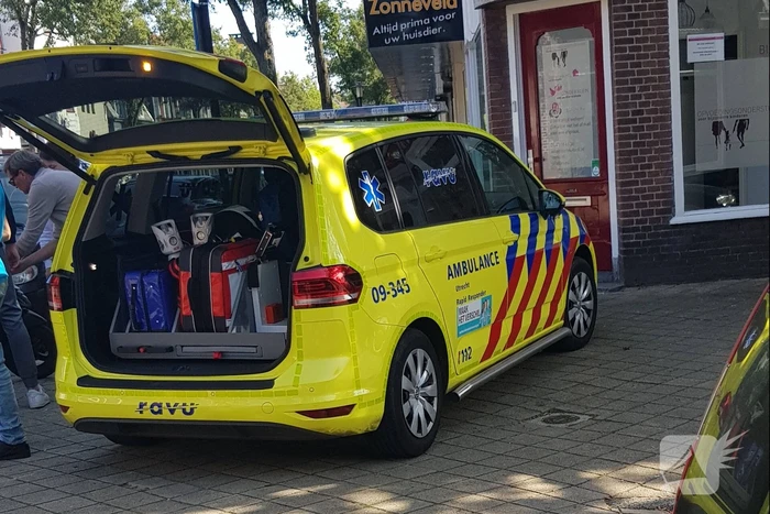 Scooter en auto botsen op elkaar