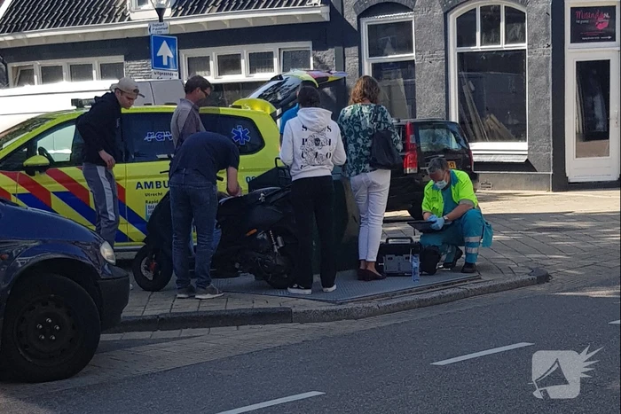 Scooter en auto botsen op elkaar