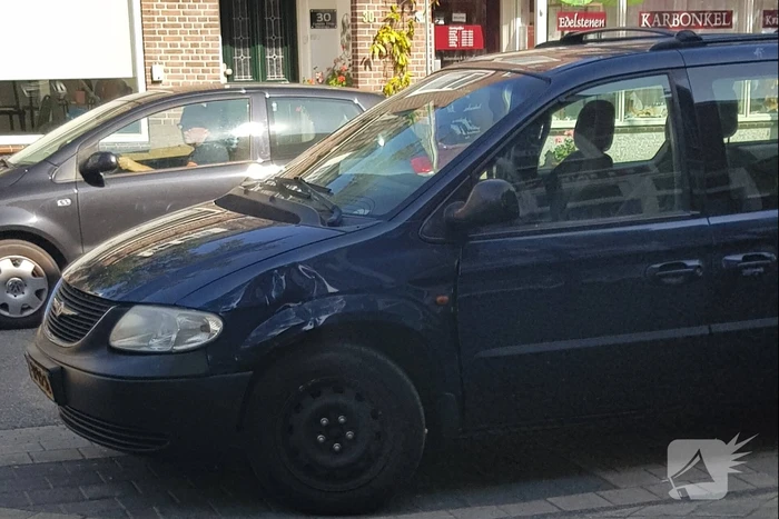 Scooter en auto botsen op elkaar