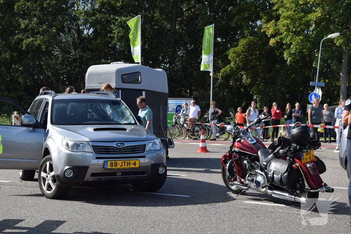Gewonden na botsing tussen motor en personenauto