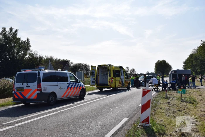 Gewonden na botsing tussen motor en personenauto