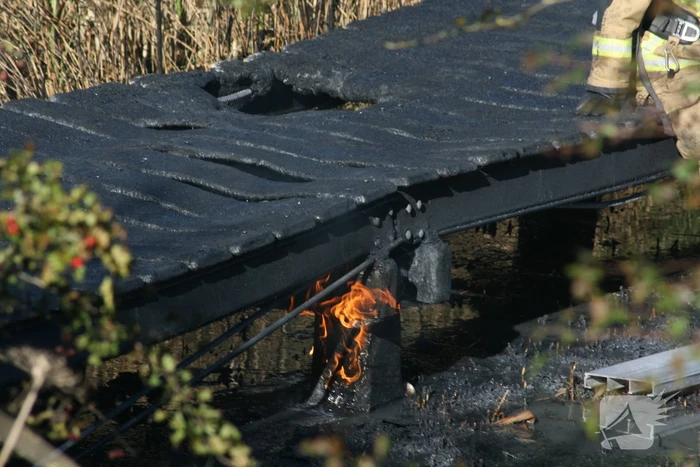 Brug in Quelderduyn gaat in vlammen op