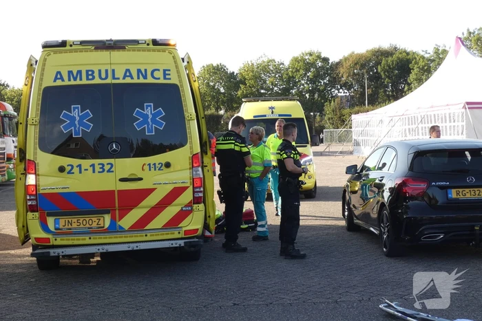 Auto en scooter botsen op elkaar