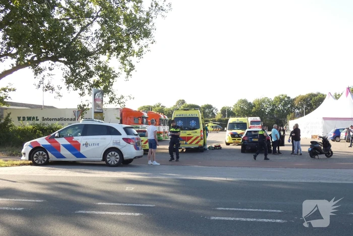Auto en scooter botsen op elkaar