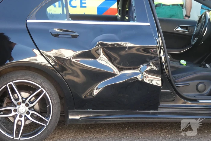 Auto en scooter botsen op elkaar