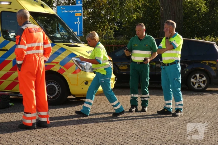 Auto en scooter botsen op elkaar