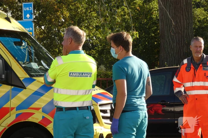 Auto en scooter botsen op elkaar