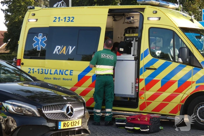 Auto en scooter botsen op elkaar