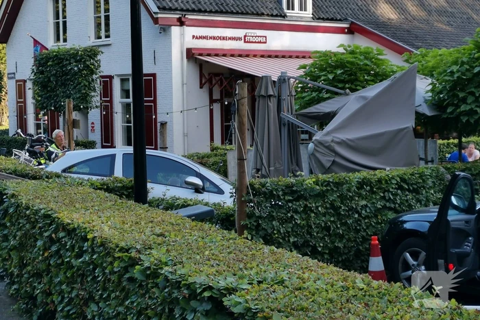 Auto vliegt terras pannenkoekenhuis Den Strooper op