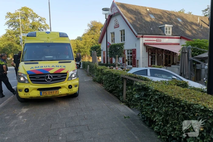 Auto vliegt terras pannenkoekenhuis Den Strooper op