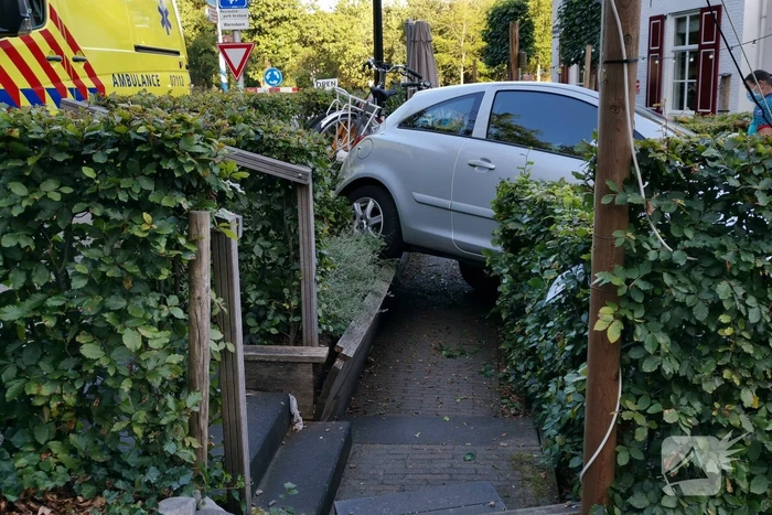 Auto vliegt terras pannenkoekenhuis Den Strooper op