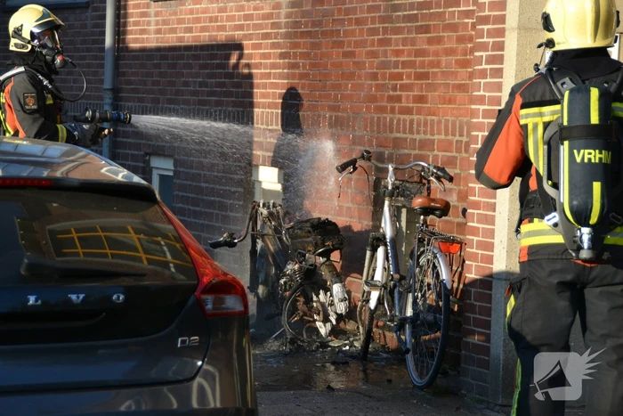 Appartementen beschadigd door scooterbrand