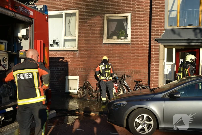Appartementen beschadigd door scooterbrand