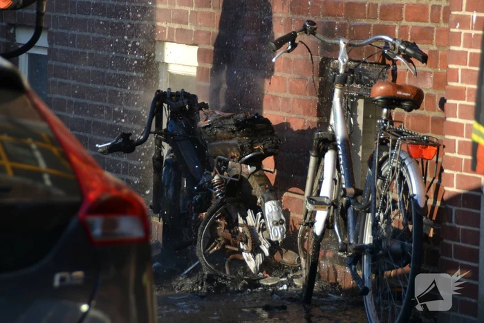 Appartementen beschadigd door scooterbrand