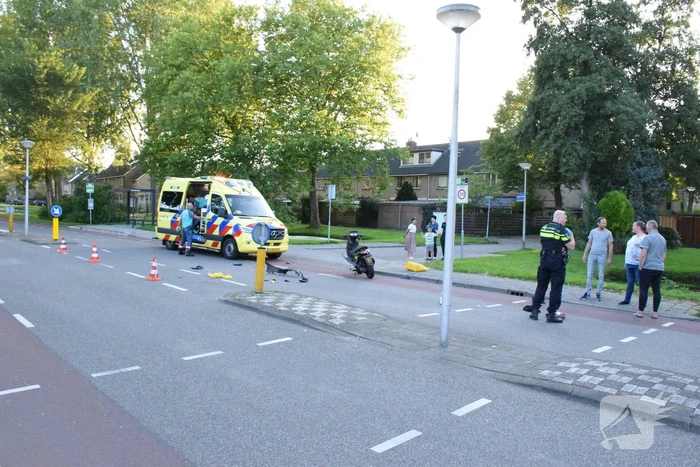 Taxi en scooter botsen op kruising