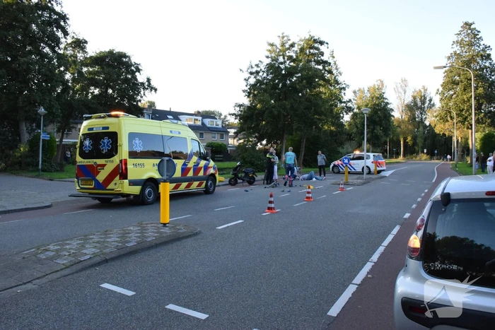 Taxi en scooter botsen op kruising