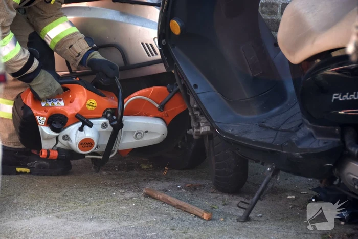 Brandweer helpt politie met doorknippen hangslot van gestolen scooter