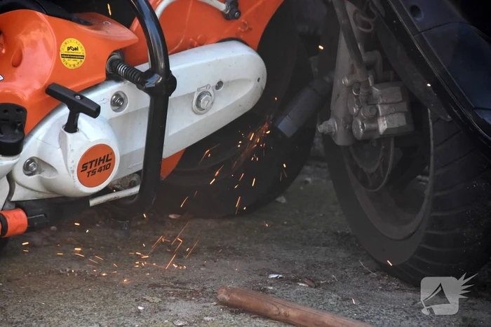Brandweer helpt politie met doorknippen hangslot van gestolen scooter
