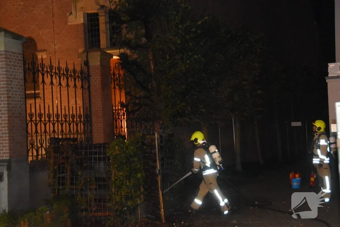 Brandweer blust buitenbrand