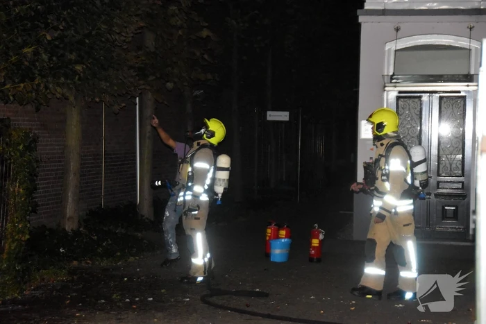 Brandweer blust buitenbrand