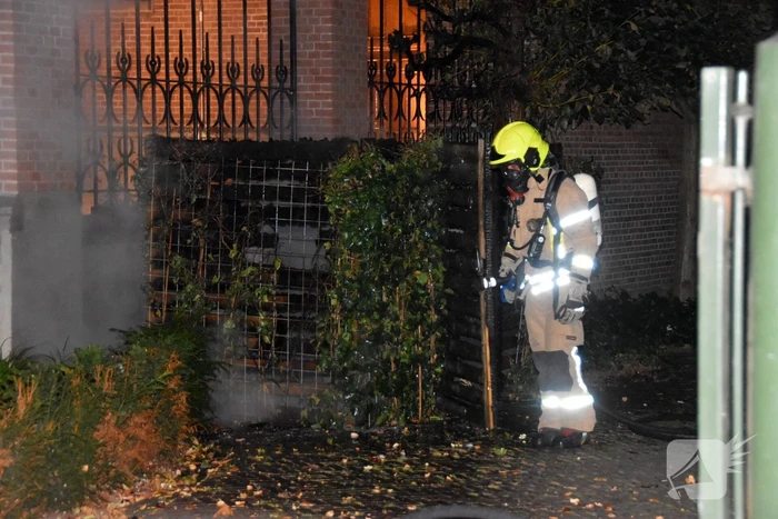 Brandweer blust buitenbrand