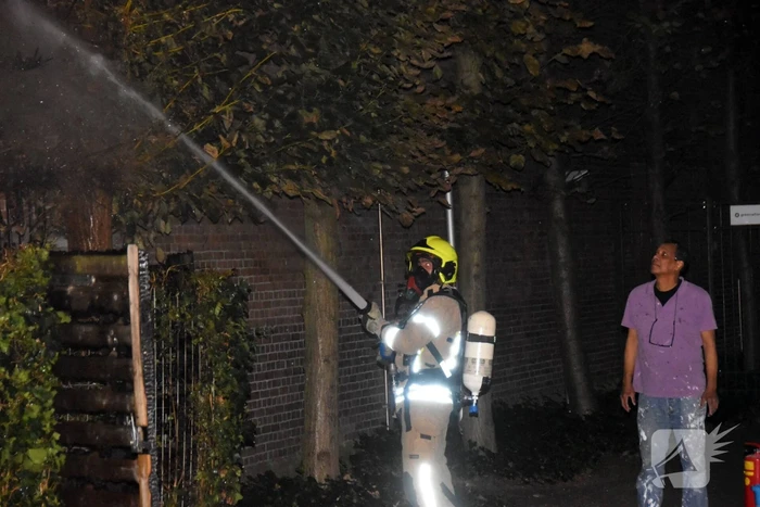 Brandweer blust buitenbrand