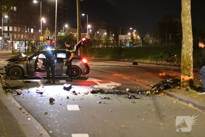 Bestuurder spoorloos na frontale aanrijding tegen boom