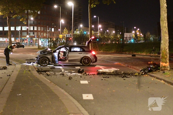 Bestuurder spoorloos na frontale aanrijding tegen boom