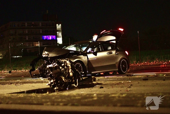 Bestuurder spoorloos na frontale aanrijding tegen boom