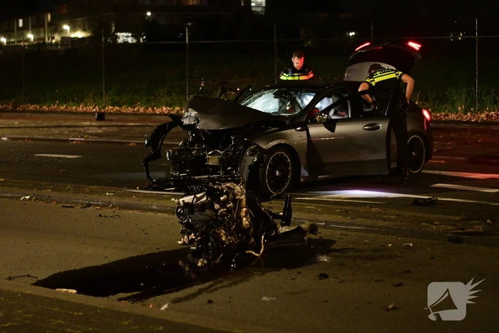 Bestuurder spoorloos na frontale aanrijding tegen boom