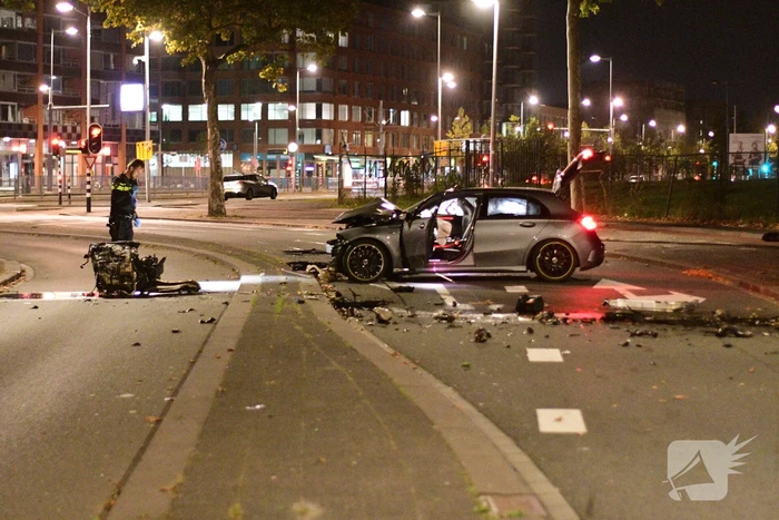 Bestuurder spoorloos na frontale aanrijding tegen boom