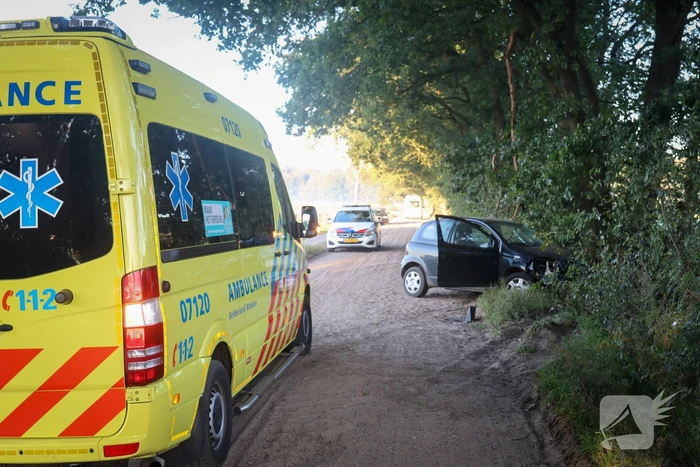 Auto raakt van zandpad en botst op boom