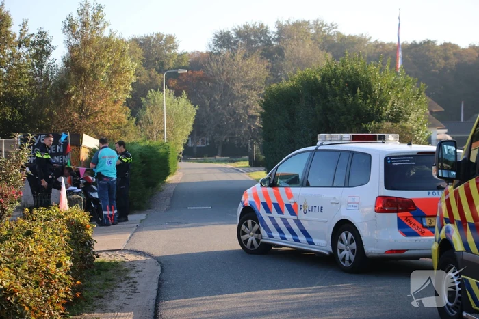 Scooterrijdster schrikt van naderende bestelbus en gaat hard onderuit