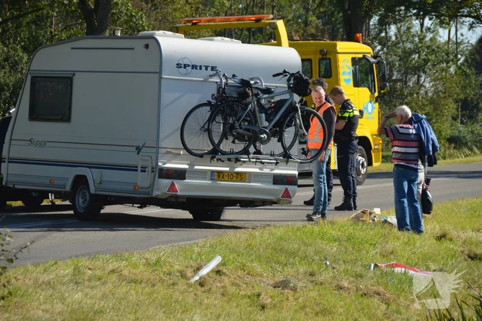 Auto met caravan raakt van de weg