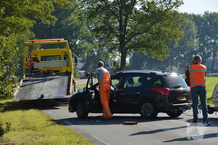 Auto met caravan raakt van de weg