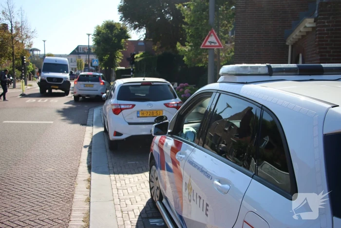 Bestelbus komt vast te zitten op paal van bussluis
