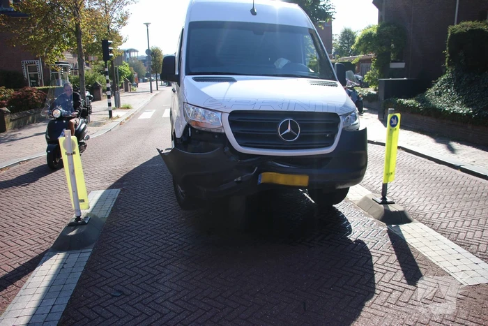Bestelbus komt vast te zitten op paal van bussluis