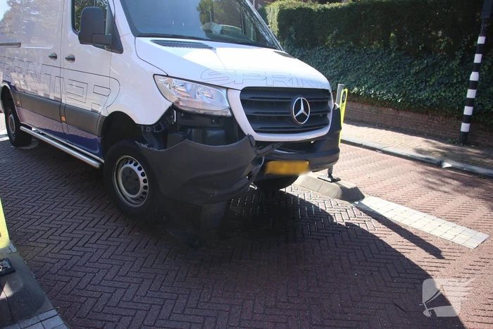 Bestelbus komt vast te zitten op paal van bussluis