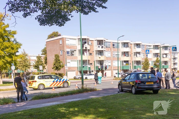 Twee auto's botsen op kruising