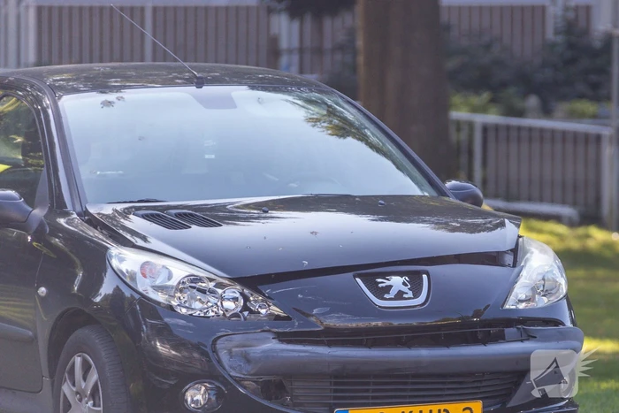 Twee auto's botsen op kruising