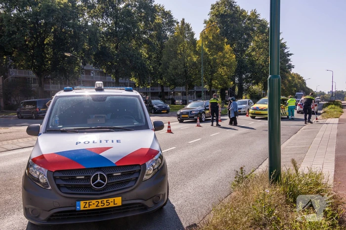 Twee auto's botsen op kruising