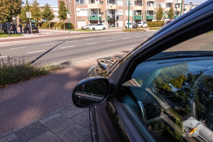 Twee auto's botsen op kruising