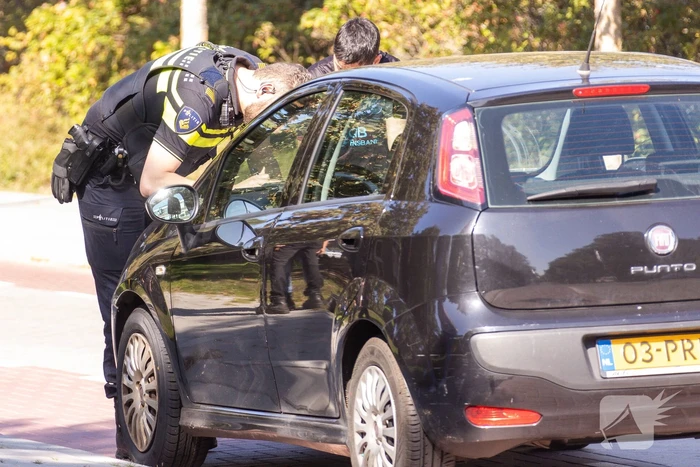 Twee auto's botsen op kruising
