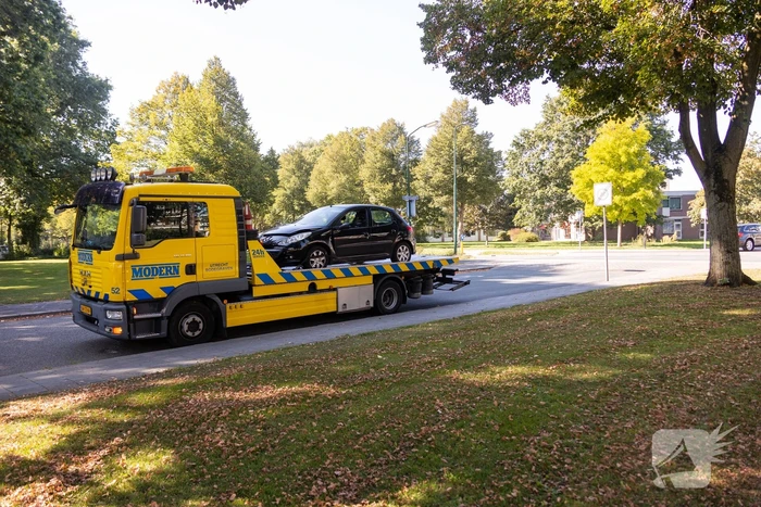 Twee auto's botsen op kruising
