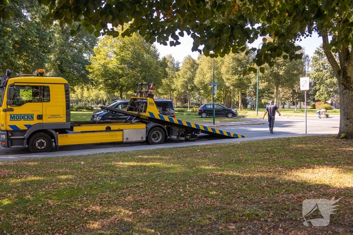 Twee auto's botsen op kruising