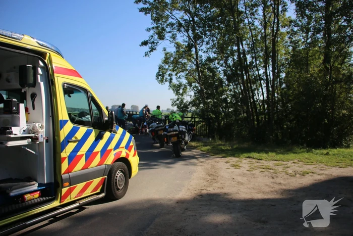 Scooterrijder knalt op brugleuning