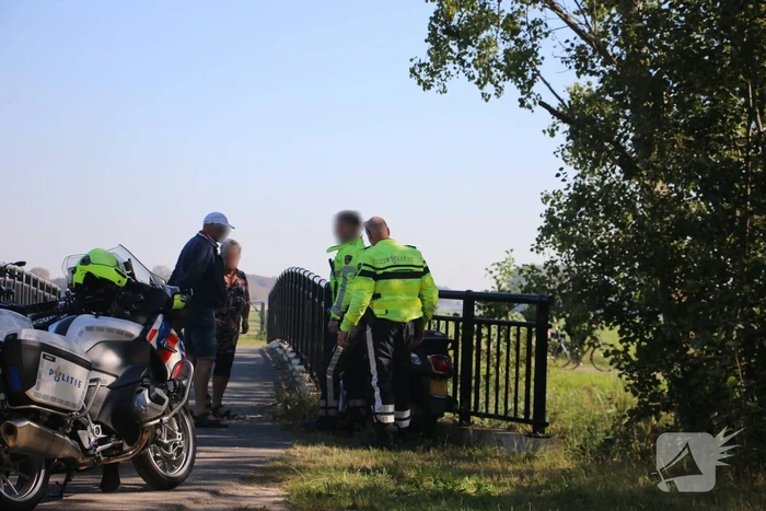 Scooterrijder knalt op brugleuning