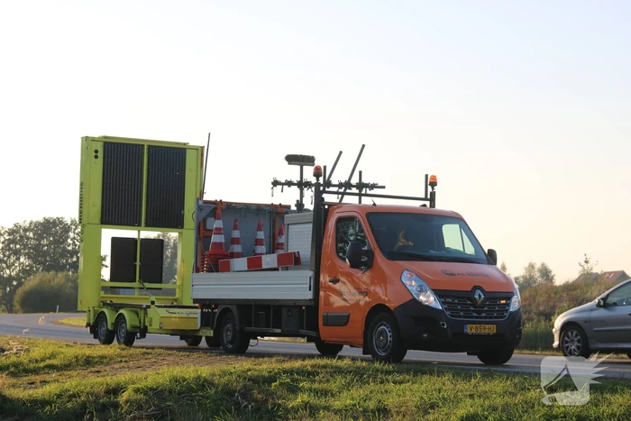 Automobilist raakt met auto van de weg belandt in sloot